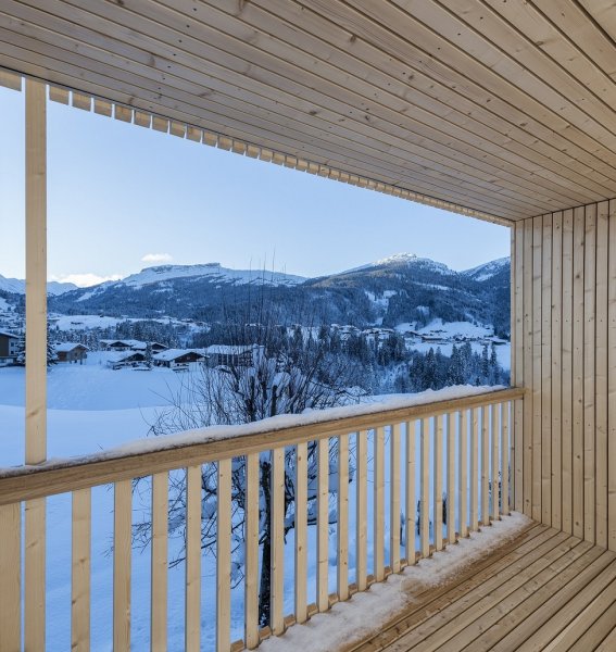 Ausblick vom Balkon im Winter im Hotel Oswalda Hus im Kleinwalsertal.