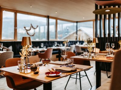 Einblick in das Restaurant im Bio-Hotel Oswalda Hus im Kleinwalsertal.