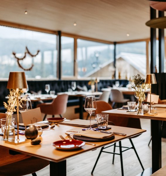 Einblick in das Restaurant im Bio-Hotel Oswalda Hus im Kleinwalsertal.