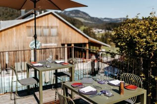 Blick auf die Terrasse im Bio-Hotel Oswalda Hus im Kleinwalsertal.