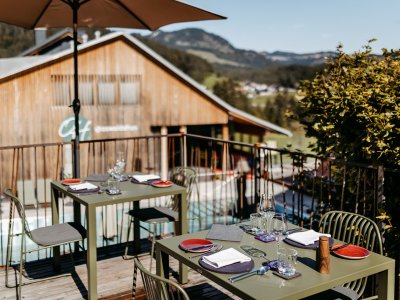 Blick auf die Terrasse im Bio-Hotel Oswalda Hus im Kleinwalsertal.