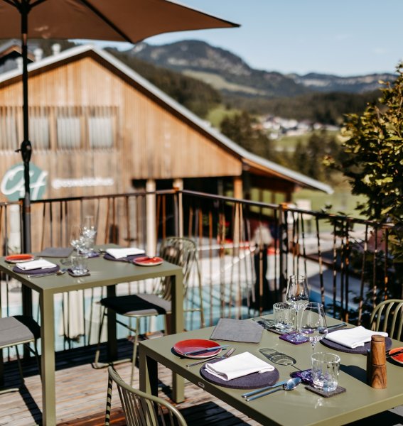 Blick auf die Terrasse im Bio-Hotel Oswalda Hus im Kleinwalsertal.