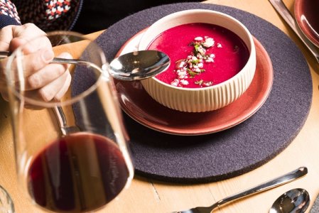 Eine Suppe im Restaurant des Bio-Hotels Oswalda Hus im Kleinwalsertal.