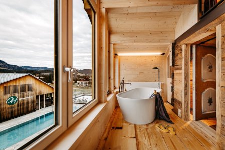 Einblick in ein Zimmer mit freistehender Badewanne im Bio-Hotel Oswalda Hus im Kleinwalsertal.