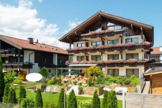 Außenansicht vom Hotel Hahnenköpfle in Oberstdorf von Außen und im Sommer