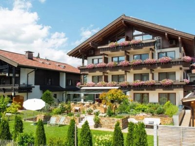 Außenansicht vom Hotel Hahnenköpfle in Oberstdorf von Außen und im Sommer