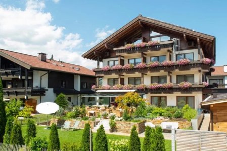 Außenansicht vom Hotel Hahnenköpfle in Oberstdorf von Außen und im Sommer