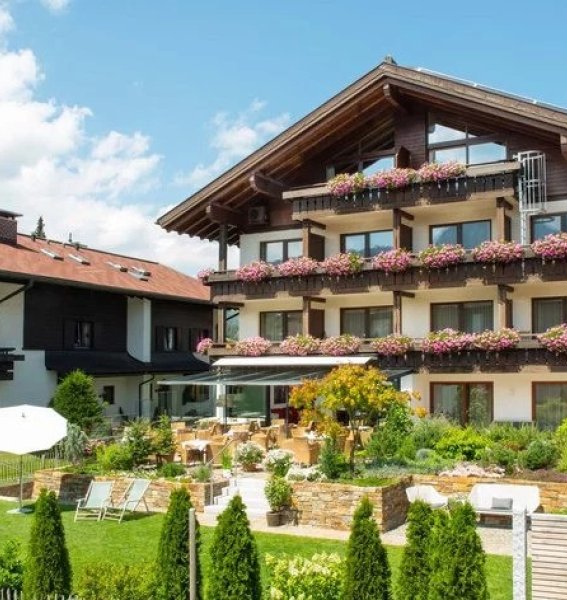 Außenansicht vom Hotel Hahnenköpfle in Oberstdorf von Außen und im Sommer