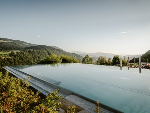Blick auf den Infinitypool im Bergkristall Mein Resort im Allgäu in Oberstaufen.