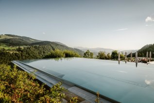 Blick auf den Infinitypool im Bergkristall Mein Resort im Allgäu in Oberstaufen.