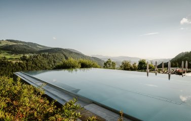 Blick auf den Infinitypool im Bergkristall Mein Resort im Allgäu in Oberstaufen.