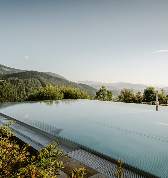 Bergkristall Mein Resort im Allgäu Infinitypool Blick auf den Infinitypool im Bergkristall Mein Resort im Allgäu in Oberstaufen.