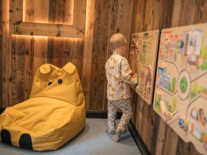 Ein Kind beim Spielen im Spielzimmer im Mondi Resort Oberstaufen.