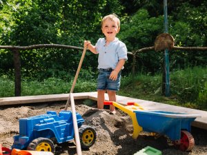 Ein Kind im Sandkasten im Mondi Resort Oberstaufen.