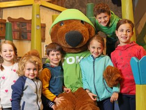 Kinder im Spielzimmer im Mondi Resort Oberstaufen.