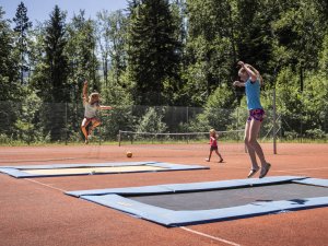 Kinder beim Trampolin-Springen im Mondi Resort Oberstaufen.