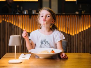 Ein Kind beim Spaghetti Essen im Mondi Resort Oberstaufen.