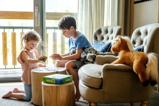 Kinder spielen ein Spiel im Sonnenalp Resort in Ofterschwang.