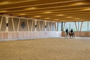 Die Reithalle im Sonnenalp Resort in Ofterschwang.