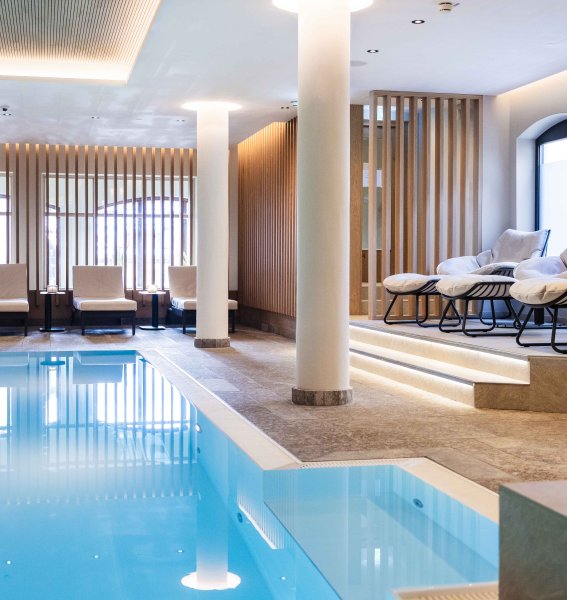 Der Innenpool im Hotel Bayerischer Hof in Oberstaufen.