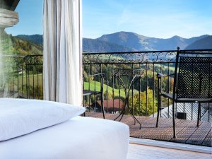 Ausblick aus dem Zimmer auf die Berge im Hotel Bayerischer Hof in Oberstaufen.