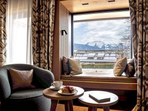 Einblick in ein Zimmer im Hotel Bayerischer Hof in Oberstaufen.