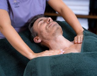 Ein Gast bei einer Massage im Hotel Allgäu Sonne in Oberstaufen.