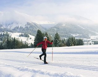 Ein Gast beim Langlaufen in der Nähe des Hotels Kühberg in Oberstdorf.