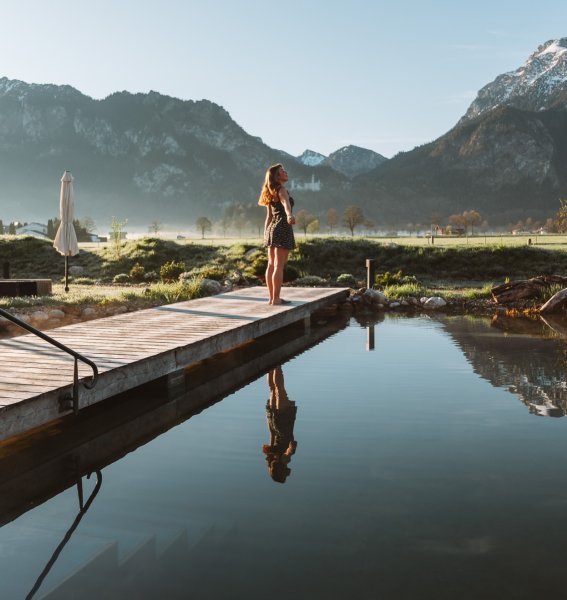 Der Natursee im Hotel Das Rübezahl in Schwangau im Herbst.