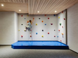 Eine Kletterwand in Torgheles Wald & Fluh in Balderschwang.