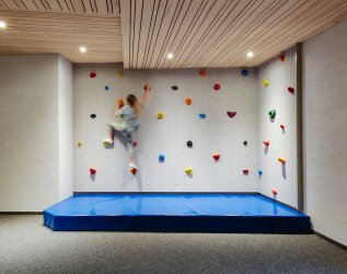 Eine Kletterwand in Torgheles Wald & Fluh in Balderschwang.