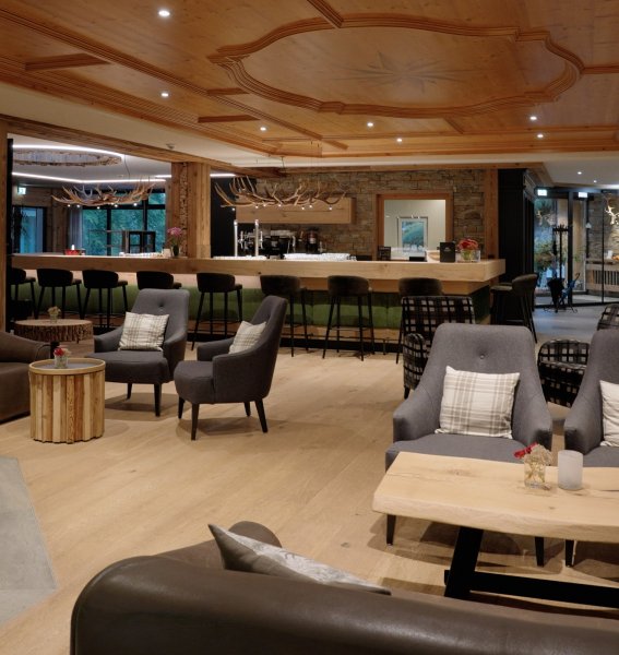 Einblick in die Lobby im Berghotel Jägerhof in Isny.