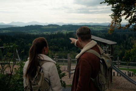 Gäste beim Wandern in der Nähe des Berghotel Jägerhof in Isny.