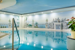 Blick auf den Innenpool im Berghotel Jägerhof in Isny.