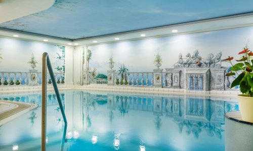 Blick auf den Innenpool im Berghotel Jägerhof in Isny.