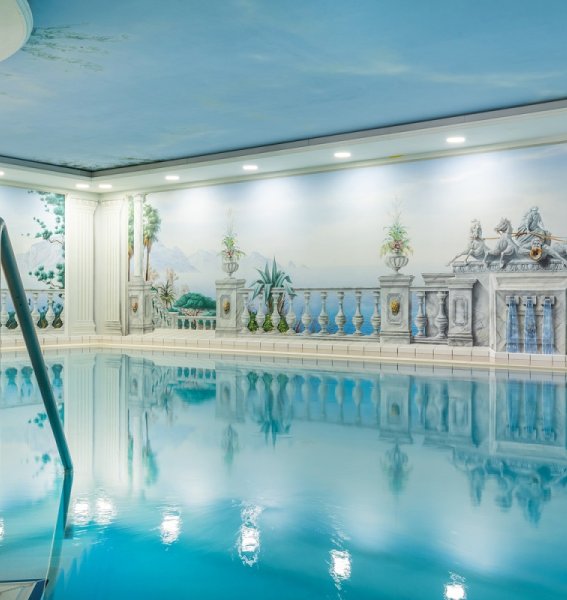 Blick auf den Innenpool im Berghotel Jägerhof in Isny.