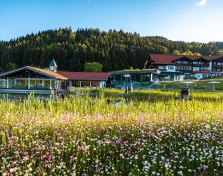 Die Außenansicht des Haubers Naturresort in Oberstaufen.