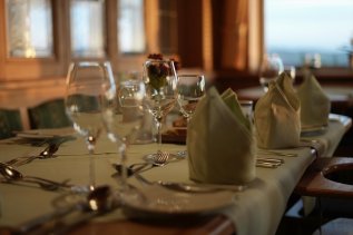 Ein gedeckter Tisch im Restaurant des Berghotel Jägerhof in Isny.