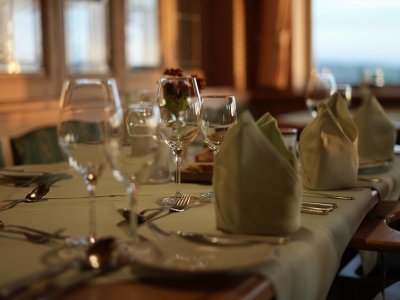Ein gedeckter Tisch im Restaurant des Berghotel Jägerhof in Isny.