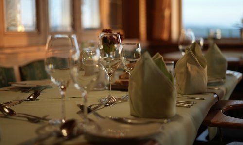 Ein gedeckter Tisch im Restaurant des Berghotel Jägerhof in Isny.