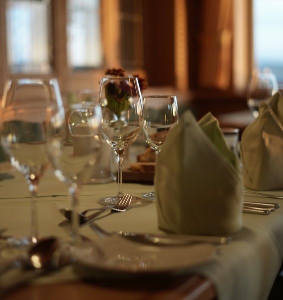 Ein gedeckter Tisch im Restaurant des Berghotel Jägerhof in Isny.