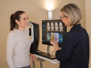 Eine Frau erhält von einer anderen eine Beratung zu Hauttypen im Sonnenalp Resort in Ofterschwang