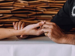 Ein Gast erhält eine Pulsdiagnose im Naturhotel Chesa Valisa in Hirschegg