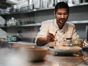 Ein Koch im Naturhotel Chesa Valisa in Hirschegg bereitet eine Speise zu