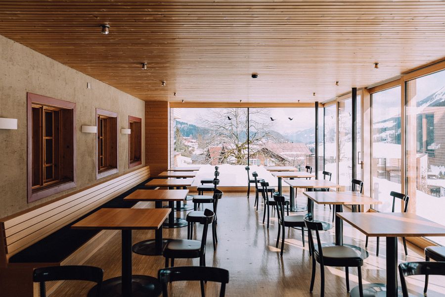 Das Naturhotel Chesa Valisa Restaurant Einblick in das Restaurant im Naturhotel Chesa Valisa in Hirschegg mit breiten bodentiefen Fenstern und Ausblick in die Umgebung
