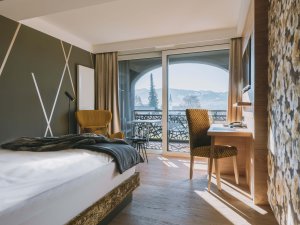 Einblick in eines der modernen und geschmackvoll eingerichteten Zimmer im Rosenalp Gesundheitsresort & Spa in Oberstaufen