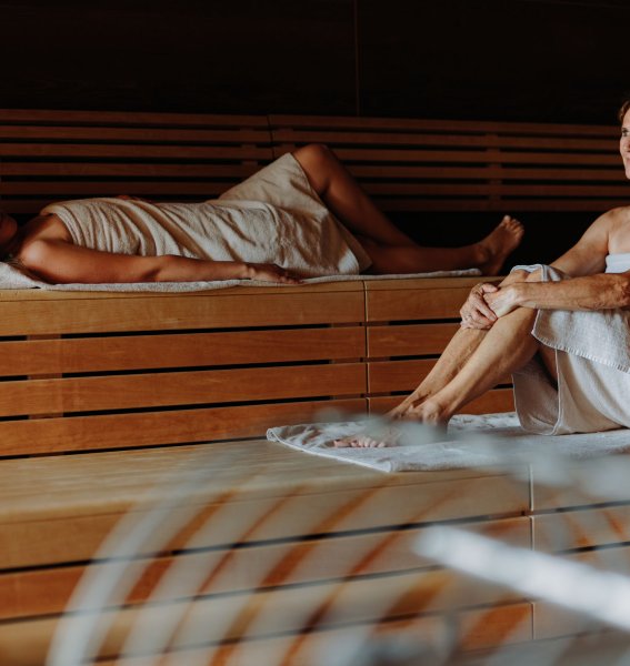 Zwei Frauen in einer der Saunen im Rosenalp Gesundheitsresort & Spa in Oberstaufen