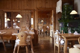 Einblick in das Restaurant im Hubertus Mountain Refugio Allgäu in Balderschwang.