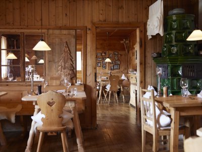 Einblick in das Restaurant im Hubertus Mountain Refugio Allgäu in Balderschwang.