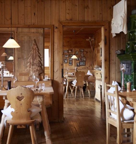 Einblick in das Restaurant im Hubertus Mountain Refugio Allgäu in Balderschwang.